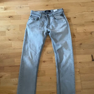 Replay Jeans - Ett par ”Rocco” replay jeans. Jeansen är i riktigt bra skick, bara använda ett fåtal gånger.  Storlek: W:30, L:32 