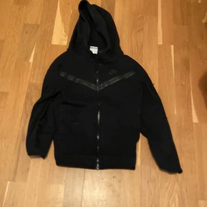 Nike tech fleece - Bra skick använd några gånger passar 10-12 åringar 137-147cm Nypris ca 1200
