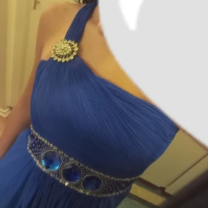 Festklänning  - Säljer denna blåa festklänning. Står inte storlek, men passar mig som har xs/s. Köparen står för frakten! 