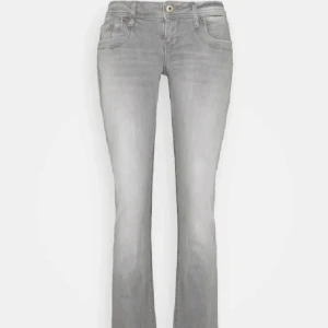 Ltb Jeans - Superfina och trendiga ltb jeans, slutsålda på alla hemsidor och säljer då dem blivit för små 💕 dem har använts men har inga som helst defekter eller tecken på användning.