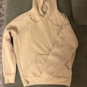 Beige hoodie - Beige hoodie från Bikbok i storlek XS. Knappt aldrig använd så bra skick även väldigt skönt material då den är fodrad inuti💕💕