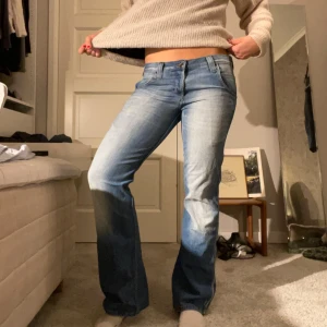 Lågmidjade Wrangler jeans - Jätte snygga Lågmidjade jeans från Wrangler! Är i fortsatt bra skick, säljer pga att dom blivit för små💗står ingen storlek men uppskattar S