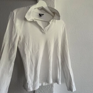 Vit tröja med v ringning och krage - En super fin vit tröja från vero Moda i storlek M, fint skick. 