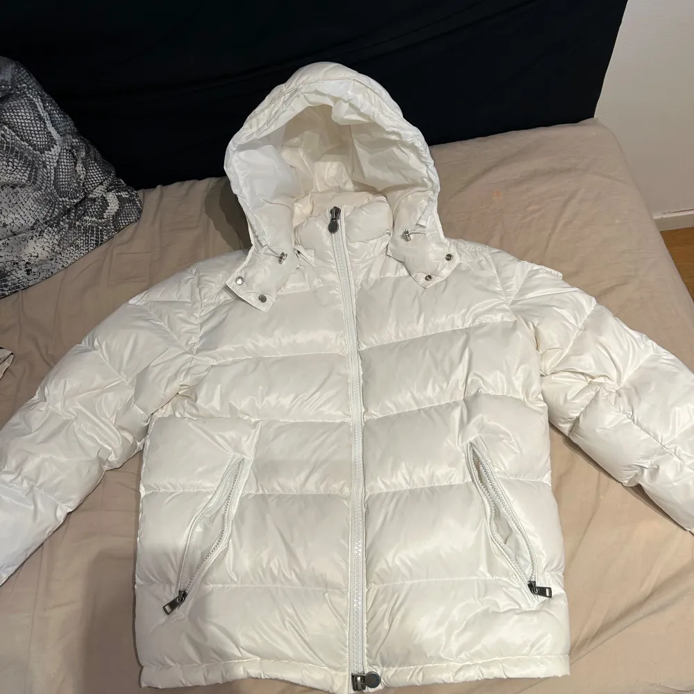 Säljer denna perfekta moncler jackan till ett rimligt pris med tanke på kvaliten. Jackan är helt ren utan några hål, sömmfel, inget slitage då jag verkligen tagit hand om den. Den är köpt för något år sedan men är verkligen fortfarande i toppkvalite.. Jackor.