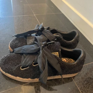 Puma sneakers - Sköna puma sneakers! De är lite varma vilket passar bra nu till hösten❣️