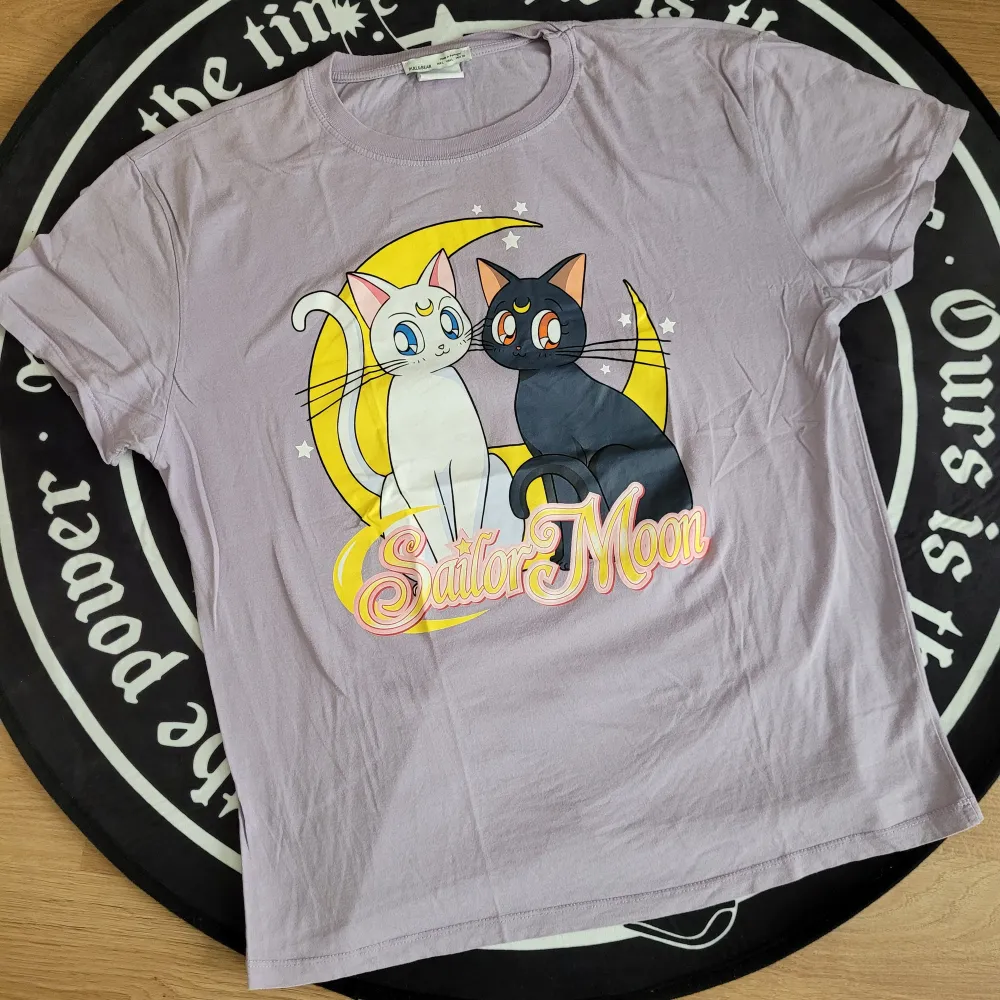 Pull & Bear x Sailor Moon collab t-shirt köpt för många år sen. Använt men i perfekt skick. Klick gärna på köp nu🖤. T-shirts.