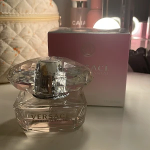 Versace parfym - Säljer denna goda parfym, det är ca halva kvar i flaskan, 50 ml ifrån början🩷🩷🫶🏻🫶🏻Man får kartongen till parfymen!