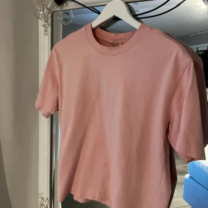 T shirt  - Rosa T-shirt från Gina, ändast använd ett fåtal gånger😊