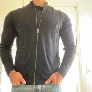 Massimo dutti helzip  - Säljer en svart Massimo dutti helzip i merinoull. Köptes här på Plick. Är i mycket gott skick. Säljes pga den kommer inte till användning. Storlek M. Vid frågor eller funderingar skicka ett dm! 