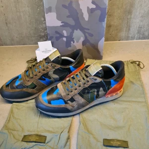 Valentino rockrunners - Tja! Säljer dessa feta Valentino Rockrunners I EU 43 som är perfekta nu till vinter/hösten. Kommer med originalkartong, dust bags och äktenhetsbevis. Nypris 7400 kr vårt pris 2199. Tveka inte på att kontakta vid intresse. Priset går att diskutera😁 