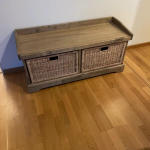 Sittbänk/hallbänk med förvaring - Sittbänk i trä, i mycket bra skick. Korglådor för förvaring. 