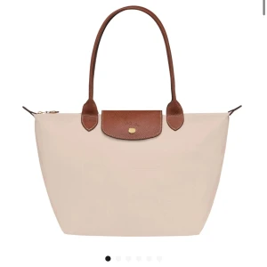 Beige longchamp väska  - Beige longchamp väska köpt i vintras på nk för 1500kr🥰 Den har inga större defekter förutom lite smutsig på undersidan men ingenting man tänker på🤗🤗Mellan storleken