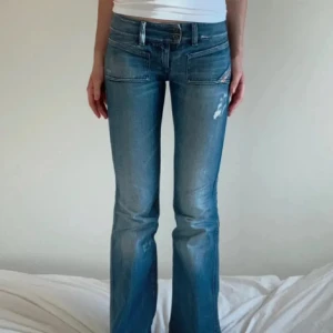 Diesel jeans  - Jättesnygg lågmidjade jeans i väldigt bra skick! Säljer då dom är för små för mig tyvärr! 💕 W27 L34 midjemåttet är 37cm tvärs över och innebredslängd är 80cm
