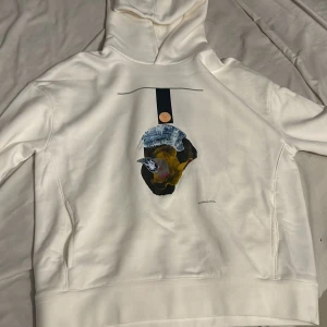 Limitato hoodie - Helt ny limitato hoodie, aldrig använd. Artist Andrea Marchesini. Inköpt för 7280kr säljer för 2500kr inklusive frakt, pris kan diskuteras.
