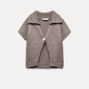 Beige stickad kofta från Zara - Säljer då jag inte får användning för den och har endast använt den 2 gånger. Säljer en mysig beige stickad kofta från Zara med korta ärmar och en stor knapp framtill. Perfekt för lager-på-lager under hösten. Koftan har en bred krage och ribbade kanter. 