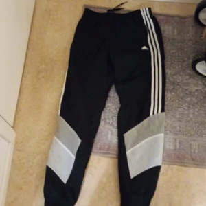 Adidas byxor - En jätte fin adidas byxa funkar för både chill hemma eller ute vart som helst/ skolan.🙏😀👍 Pris kan diskuteras andvänd inte.