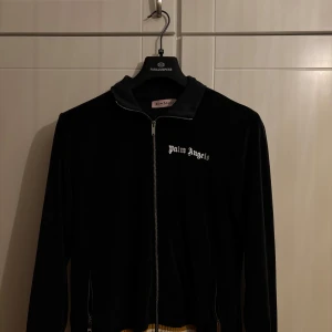 Palm angels tröja - Storlek M. Texten som ni ser på bild 3 har lite sprickor i sig men annars i jättefint skick. Köpt på miinto