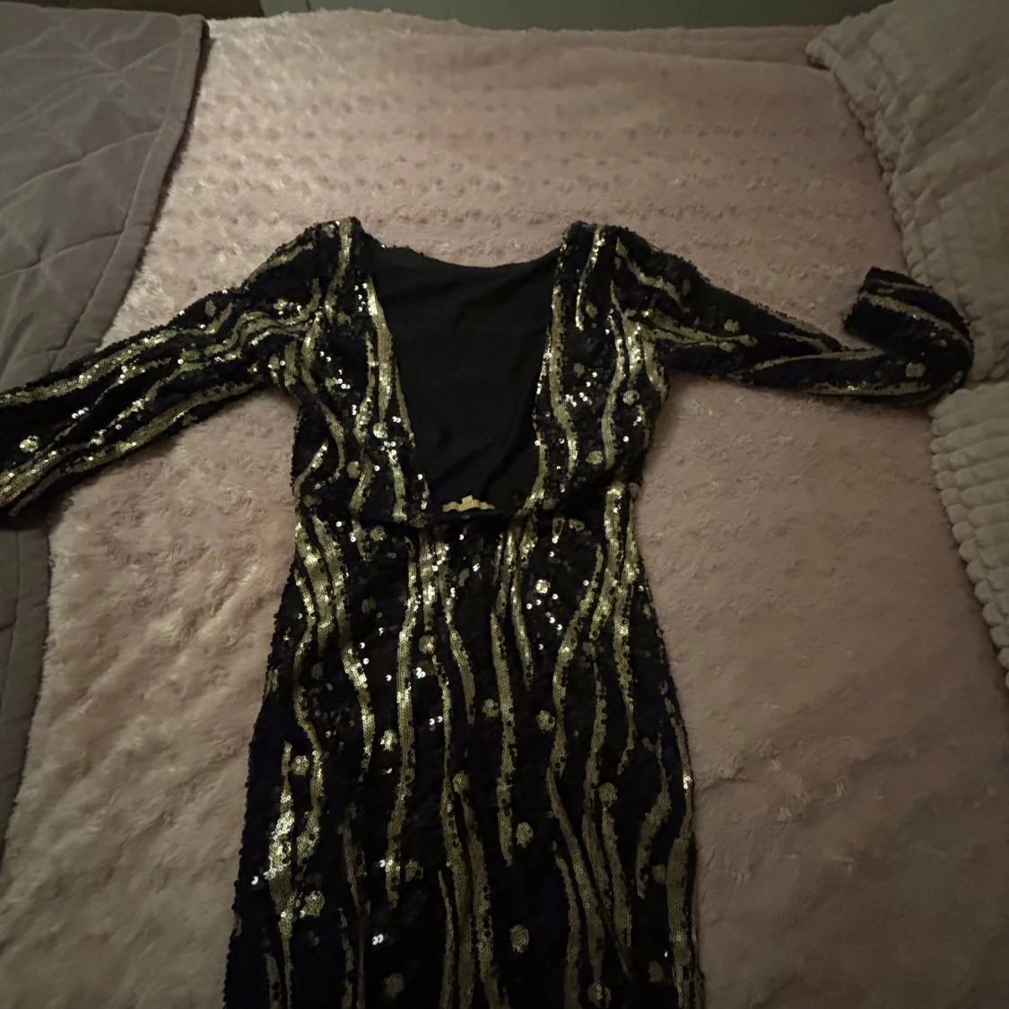 Kort svartguld klänning - 90