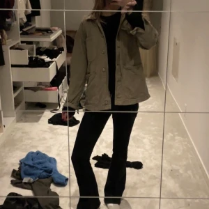 Jeansjacka  - Snygg grön jeansjacka, perfekt för höst och vår. Passar allt från XXS- L. Dock!! Viktigt att märka att en knapp saknas i slutet