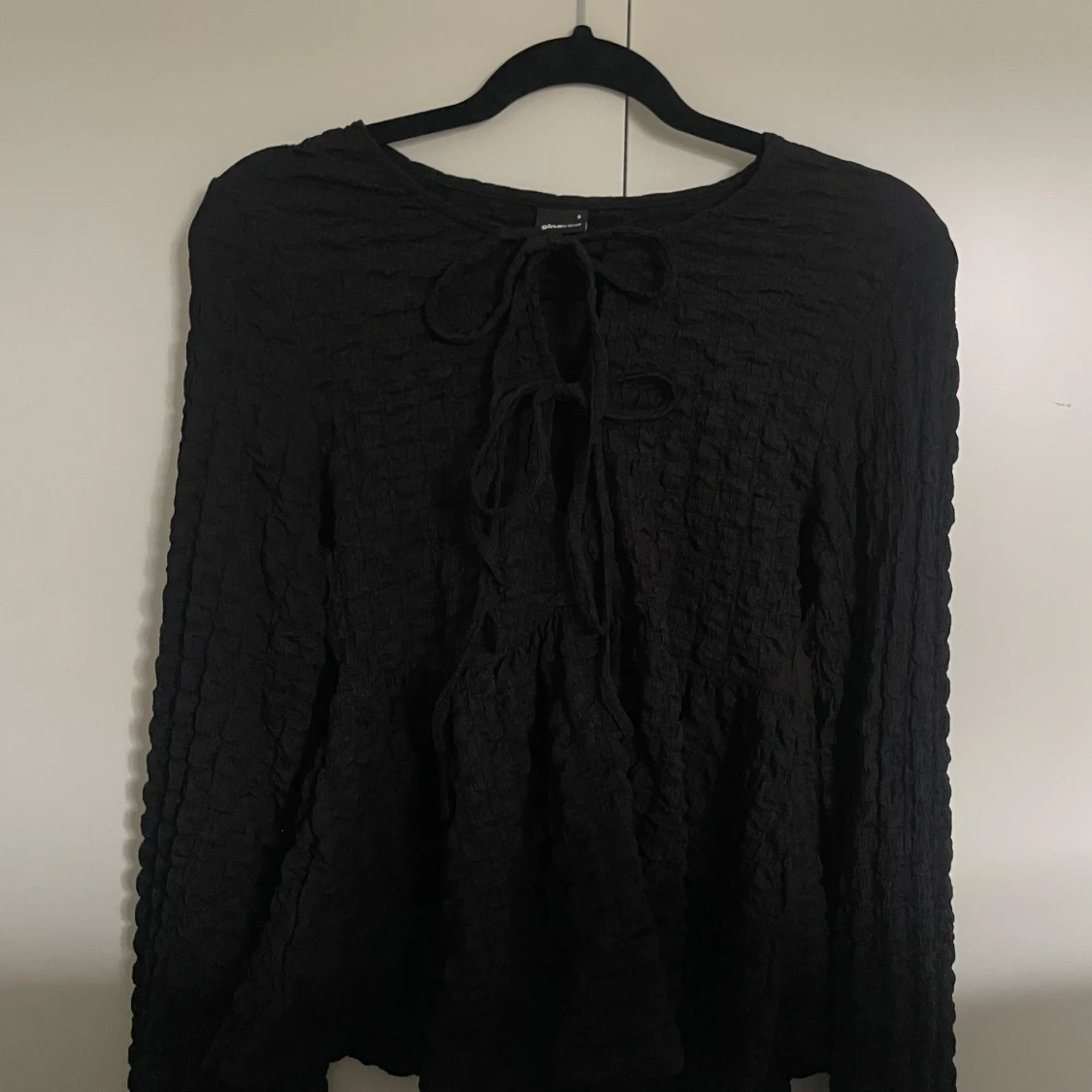 Svart långärmad blus från Gina Tricot - 92