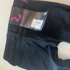Svarta jeans från Asos - Helt nya, prislappen kvar. Säljer pga dom är för små för mig💞nypris: 489kr säljer för 390kr. Pris kan diskuteras 
