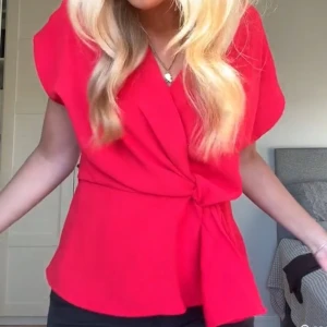 Röd omlottblus från Zara - Jättefin röd omlottblus från Zara i storlek M.  Helt oanvänd, köpt i Augusti har bara inte kommit till användning. Köpte även en svart som finns vid intresse i storlek L. 