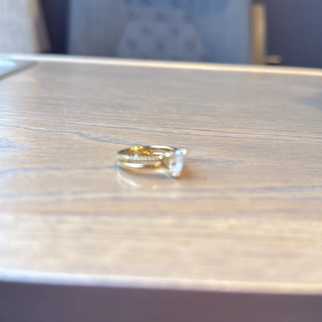 Guldfärgad ring med hjärtformad sten - 91