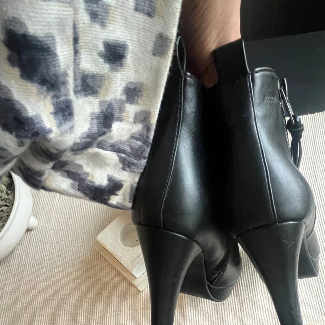 Svarta klackar/boots med dragkedja - 90