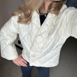 Jacka - Så snygg jacka som jag sytt själv så den är helt unik🥰😉 sydd efter en xs-s men passar även en mindre M💕