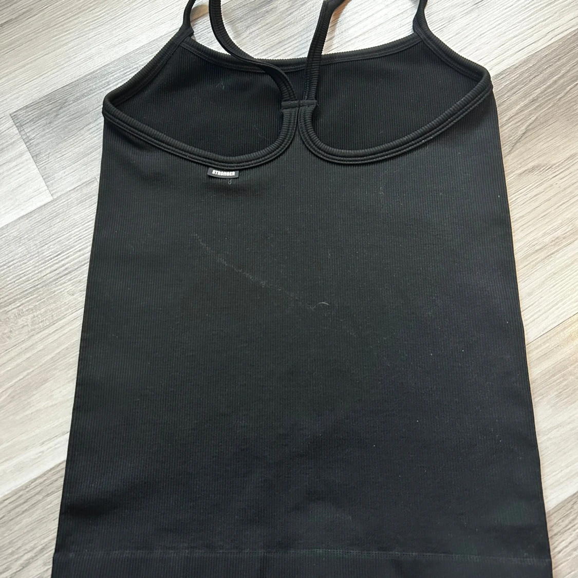 Svart ribbad linnetopp från Stronger - 90