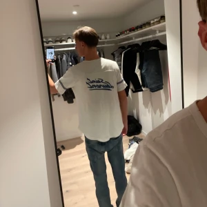 Saint Laurent T-shirt  - Saint Laurent T-shirt, notera att den första bilden är baksidan (ryggen) på tröjan dvs att den andra bilden är framsidan. Säljes för 1,000kr. Jag är 187 och väger CA 65kg passar S/M