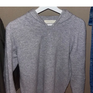 Grå kashmir hoodie från Sayless - Säljer min sjukt snygga Kashmir hoodie i färgen grå. De är storlek M. Inga defekter. Pris kan diskuteras vid snabb affär. Vid funderingar eller fler bilder är de bara skriva🙌🙌