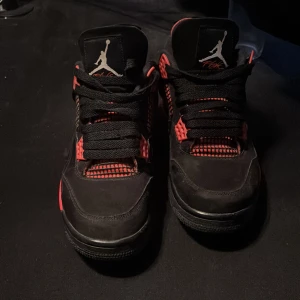 Jordan 4 red thunder - Säljer då jag tröttnat på dem, nyskick, storlek 44 passar även 43, låda och kvitto finns med. Kan bytas mot andra skor som t.ex loubs osv. Kan säljas billigare vid snabb affär