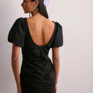 Svart klänning med puffärmar - Elegant svart klänning med kort längd och puffärmar. Använd en gång på min födelsedag.