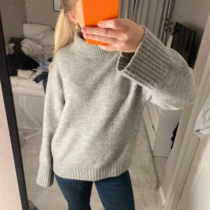 Grå stickad tröja - Mysig grå stickad tröja med polokrage, perfekt nu på vintern🌟