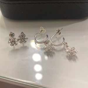 Silverörhängen med snöflingor - Säljer dessa två oanvända silver öronhänger.