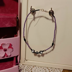 Lila pärlhalsband med hjärtan - Handgjort halsband/choker🖤 🤍💜🤍🖤 Halsbandet längd är ca 29 cm