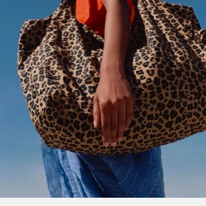 Leopardmönstrad shoppingväska/tygpåse/tote från Zara.   - Stor och rymlig shoppingväska med leopardmönster, tillverkad av 100% spunnen bomull. Väskan har axelremmar, sidofickor och en innerficka med dragkedja. Storlek höjd x lämgd x bredd: 30x46x20.cm. Nypris 350kr