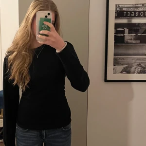 Svart långärmad tröja - Svart långärmad tröja från Saint Tropez💗Den är i storlek L men är mindre i storlek jag har oftas S i preferens.