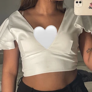 Vit croppad blus - Säljer denna fina tröjan då den inte kommer till användning längre. Inga skador eller defekter💕