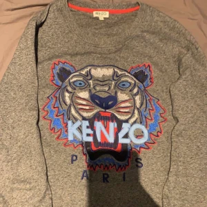 Grå kenzo crewneck - säljer fet kenzo tröja i storlek S som blivit föliten riktigt bra skick nästintill nyskick