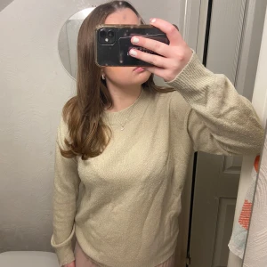 Beige tröja - Beige långärmad tröja. Den är i storlek L, men sitter som en S/M. Den är väl använd, däremot anser jag att detta är något som inte märks av!🧡