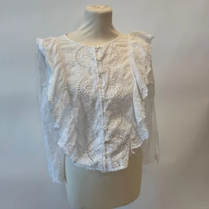 Blus - En söt vit blus med fina inslag och mönster. 