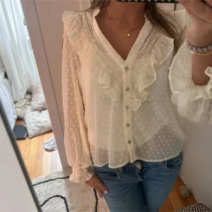 Blus - säljer denna jätte fina blus från zara!!💕💕💕