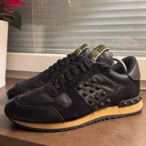 Valetino rockerunner - Säljer dessa valetino rockrunner i mycket fint skick. Storlek 39,5 sitter som 40-41. Endast skorna som följer med. Vid ytligare frågor kontakta mig! 
