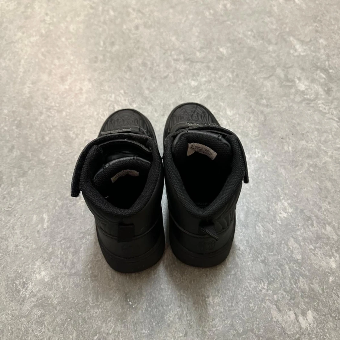 Svarta Marvel sneakers med spindelnätsmönster - 90