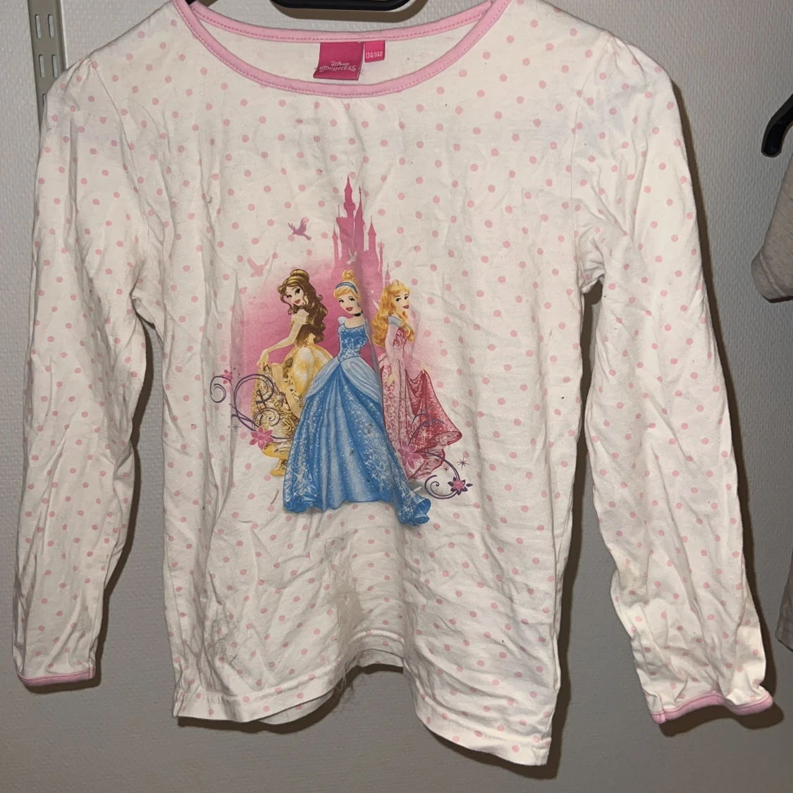 Vit långärmad tröja med Disney-prinsessor