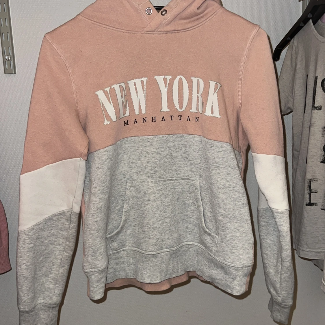 Rosa och grå hoodie med text