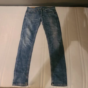 Dondup george 30 - Säljer nu dessa feta dondup. Byxorna är skinny fit. Två mindre defekter där av det billiga priset. Priset är inte hugget i sten. Nypirs, ca 2000kr. Om du undrar något tveka inte med att kontakta mig. //harry