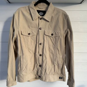 Manchester Dickies Jacka - Manchester jacka Large, 100% bomull. Mer mot Biege/Sand. Knappt använd, köpt för 1300kr för några år sedan.